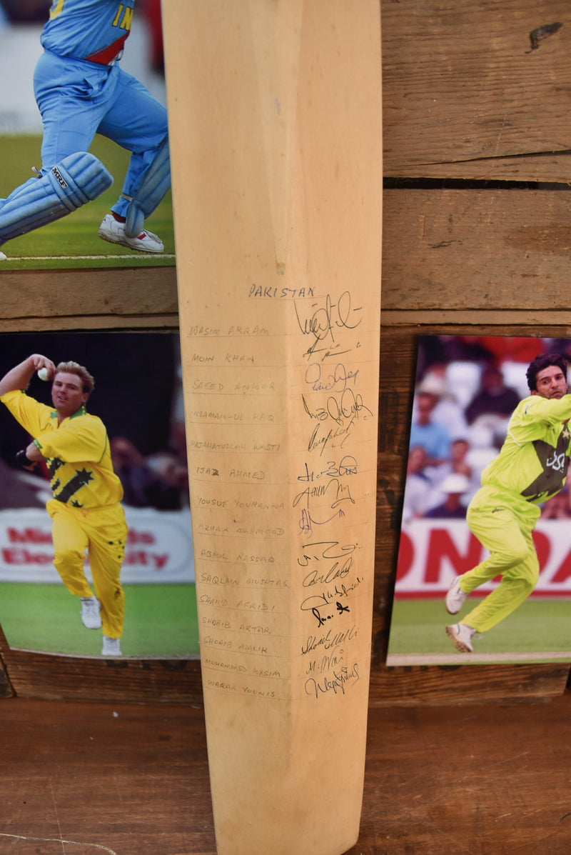Load image into Gallery viewer, 1999/2000 Bat Personally Signed by Australia, India and Pakistan

