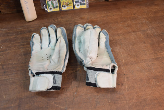 Allan Border - Signed DF Gloves from Last FC Innings