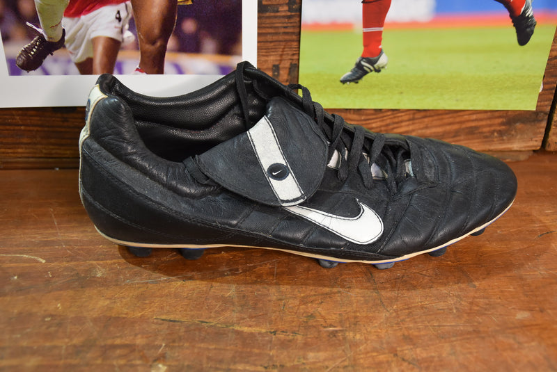 Load image into Gallery viewer, Sol Campbell Match Worn Boot, Arsenal FC, 2001-2002 EPL Winners
