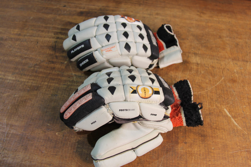 Load image into Gallery viewer, Shane Warne 2005 Ashes Test-Worn Batting Gloves
