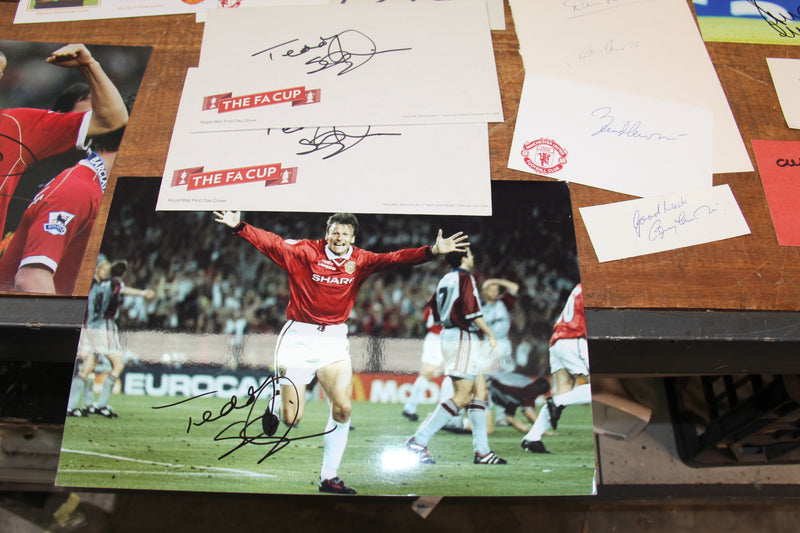 Load image into Gallery viewer, Manchester United Autographs - The Finest Collection in the World.
