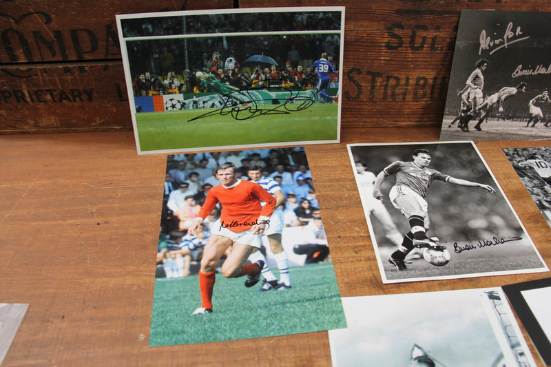 Load image into Gallery viewer, Manchester United Autographs - The Finest Collection in the World.
